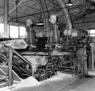 HUA-167667-Afbeelding van de machine voor het zagen frezen en boren van dwarsliggers in het Houtbereidingsbedrijf van de NS HBI te Dordrecht