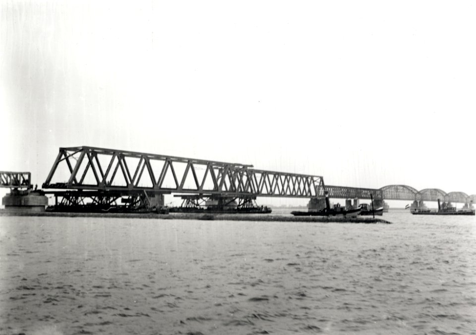 HUA-167927-Afbeelding van het invaren van een nieuw brugdeel voor de spoorbrug over het Hollands Diep bij Moerdijk (Moerdijkbrug)