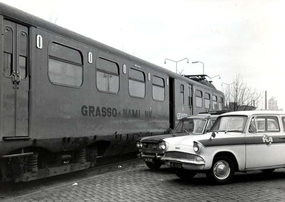HUA-168837-Afbeelding van het electrische treinstel nr 619 mat 1936 van de NS te Eindhoven als tentoonstellingstrein voor Machinefabriek Grasso Perslucht Expres 