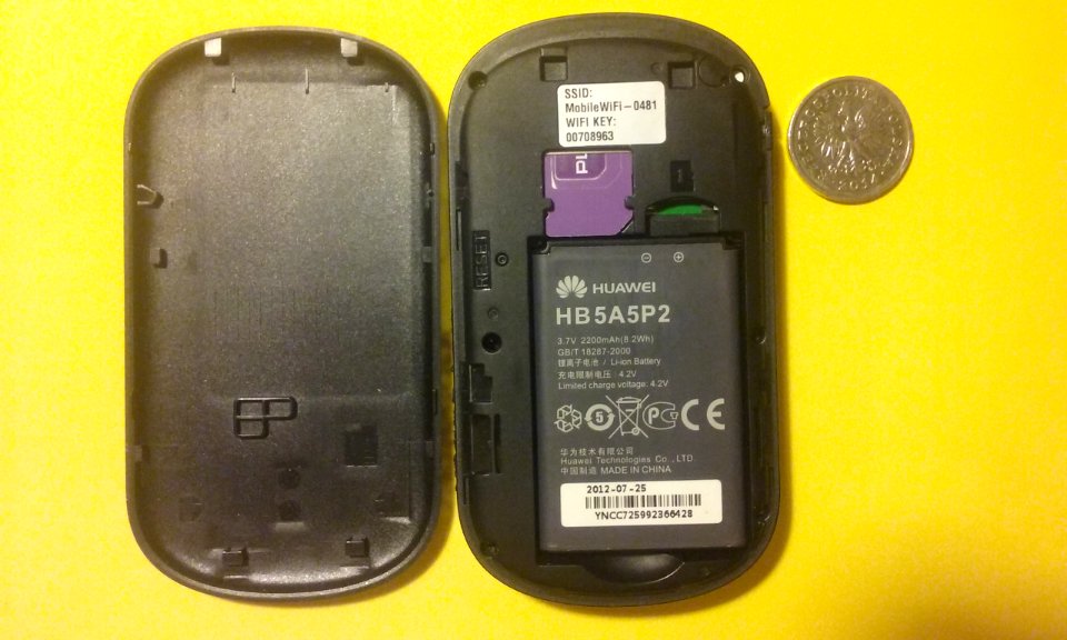 Huawei E587u-2 z widoczną baterią i slotami - karty sim (zajęta przez kartę polskiej sieci Play), orz slotem kart pamieci microSD