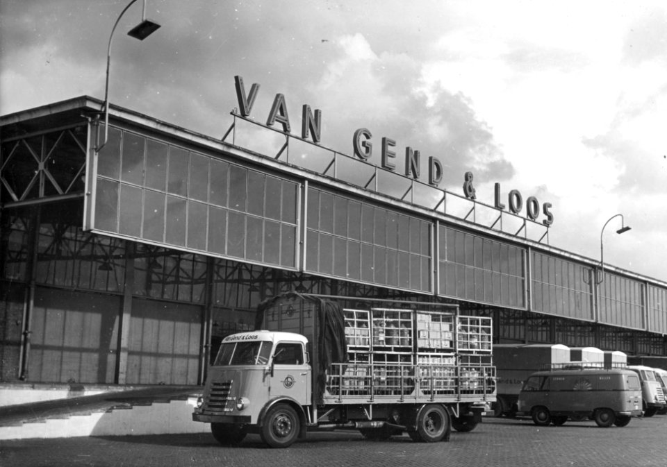 HUA-168347-Gezicht op de goederenloods van Van Gend & Loos te Leiden, met een vrachtwagen van Van Gend & Loos