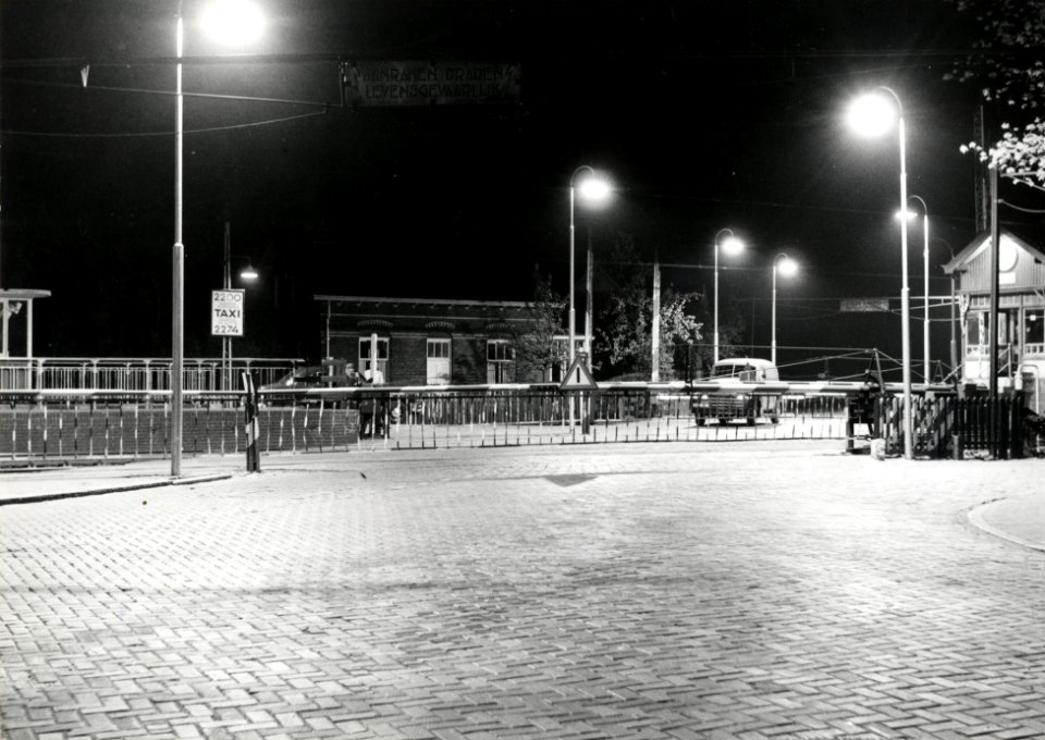 HUA-168394-Gezicht op de spoorwegovergang in de Soestdijkseweg te Bilthoven (gemeente De Bilt)