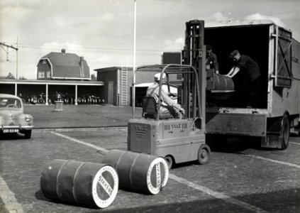 HUA-168350-Afbeelding van het overladen van goederen van lakfabriek Sikkens door Van Gend & Loos, met behulp van een heftruck, te Leiden