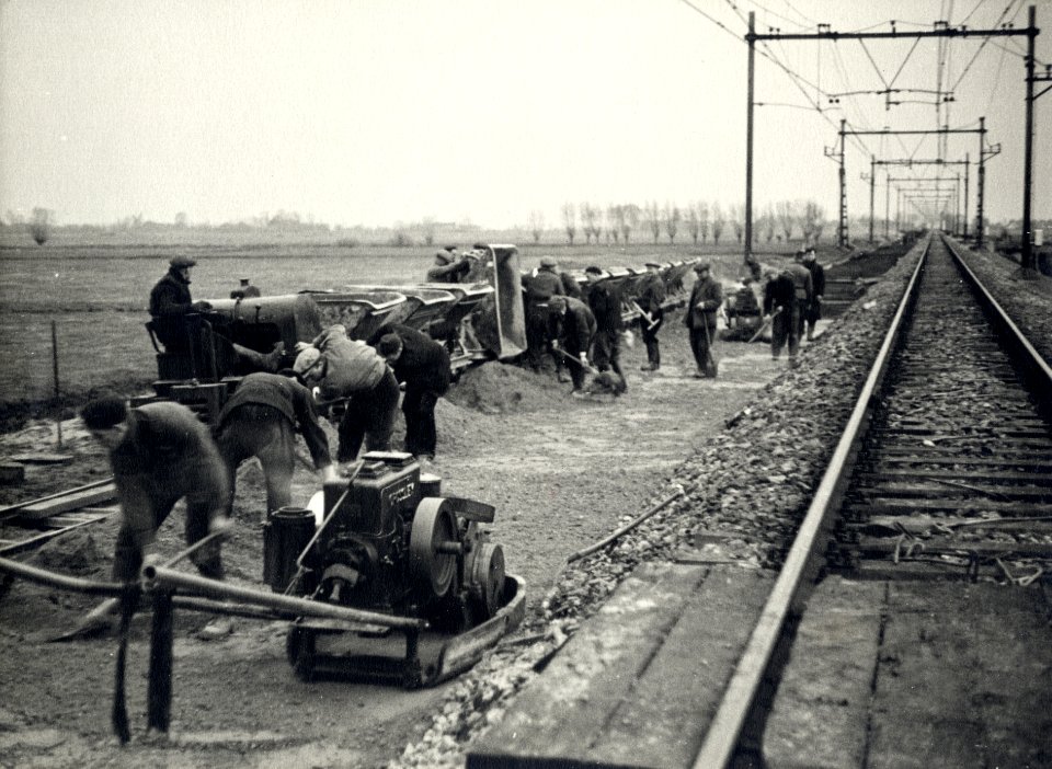 HUA-168473-Afbeelding van de werkzaamheden ten behoeve van de baanverzwaring nabij Duivendrecht