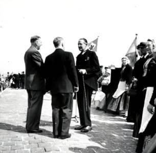 HUA-167900-Afbeelding van de ontvangst van president-directeur dr. ir. F.Q. den Hollander van de N.S. en zijn gevolg op het perron van het N.S.-station Schagen te Schagen, ter gelegenheid van de electrificatie v