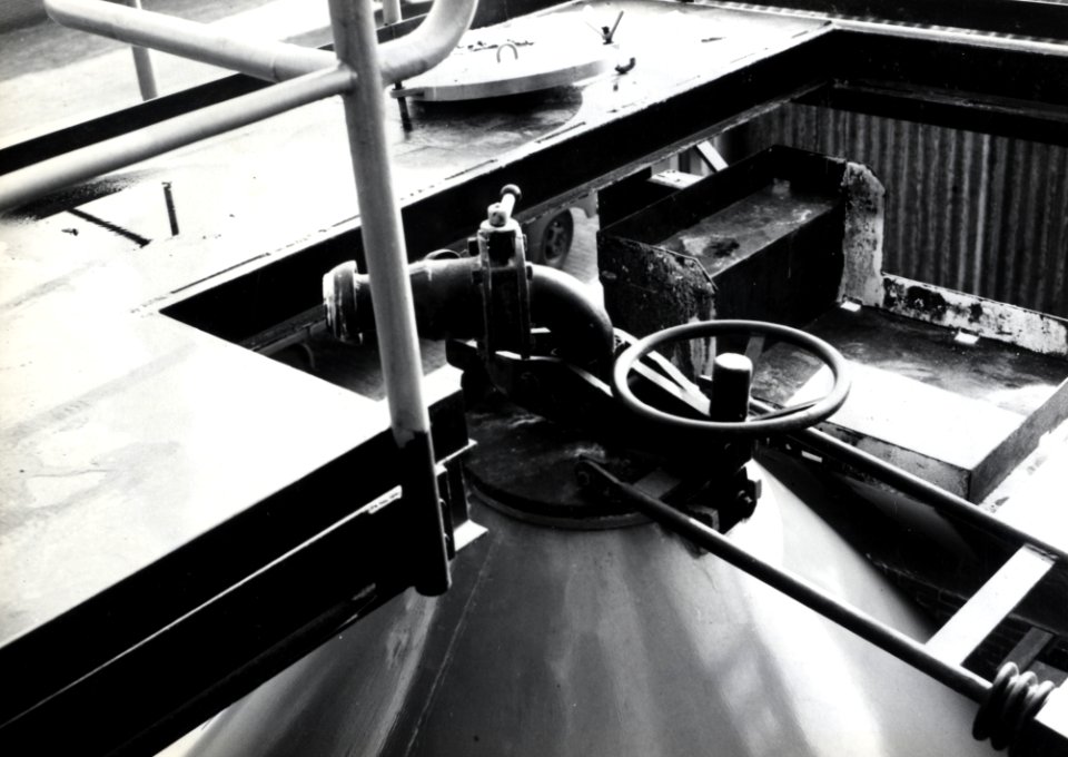 HUA-169602-Afbeelding van het afleveren van een silolaadkist voor het vervoer van soda bij de Vereenigde Glasfabrieken te Schiedam