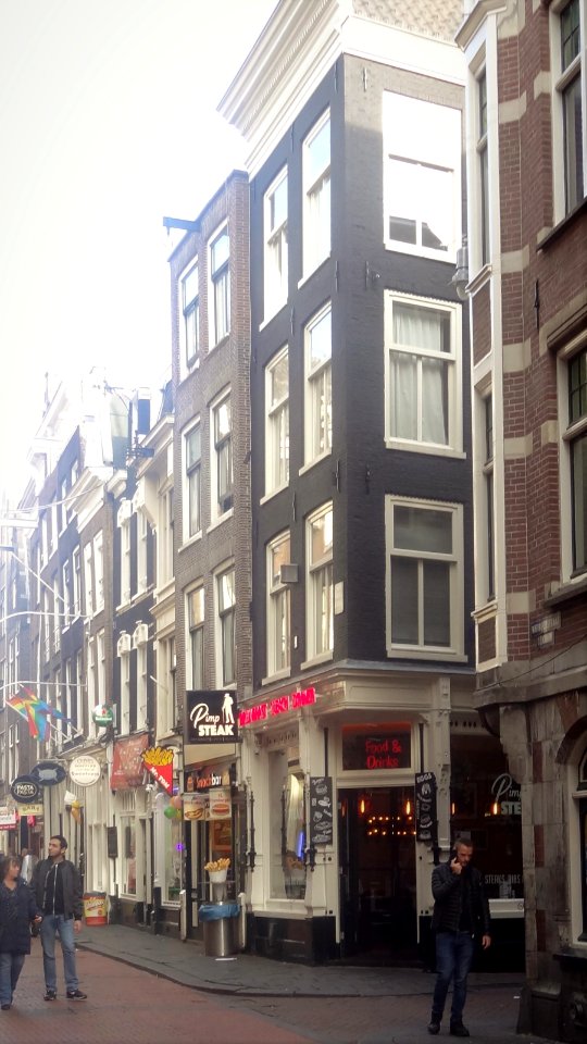 Huis, waarvan de gevel wordt beëindigd door een rechte lijst