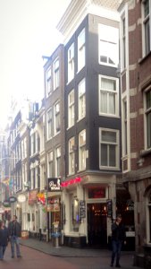 Huis, waarvan de gevel wordt beëindigd door een rechte lijst