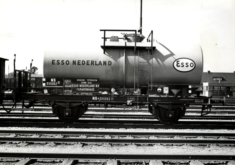 HUA-169611-Afbeelding van de ketelwagen nr. NS 511092 van Esso Nederland NV, voor het vervoer van benzine, petroleum en ruwe olie, op het emplacement te Utrecht