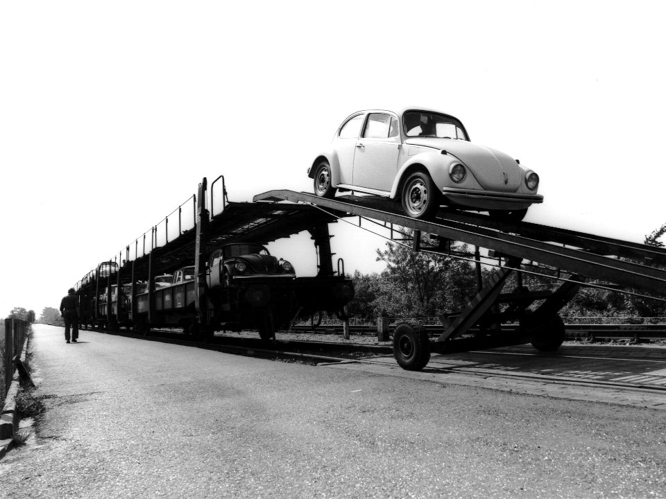 HUA-167490-Afbeelding van het lossen van auto's (Volkswagens) bij Pon te Leusden