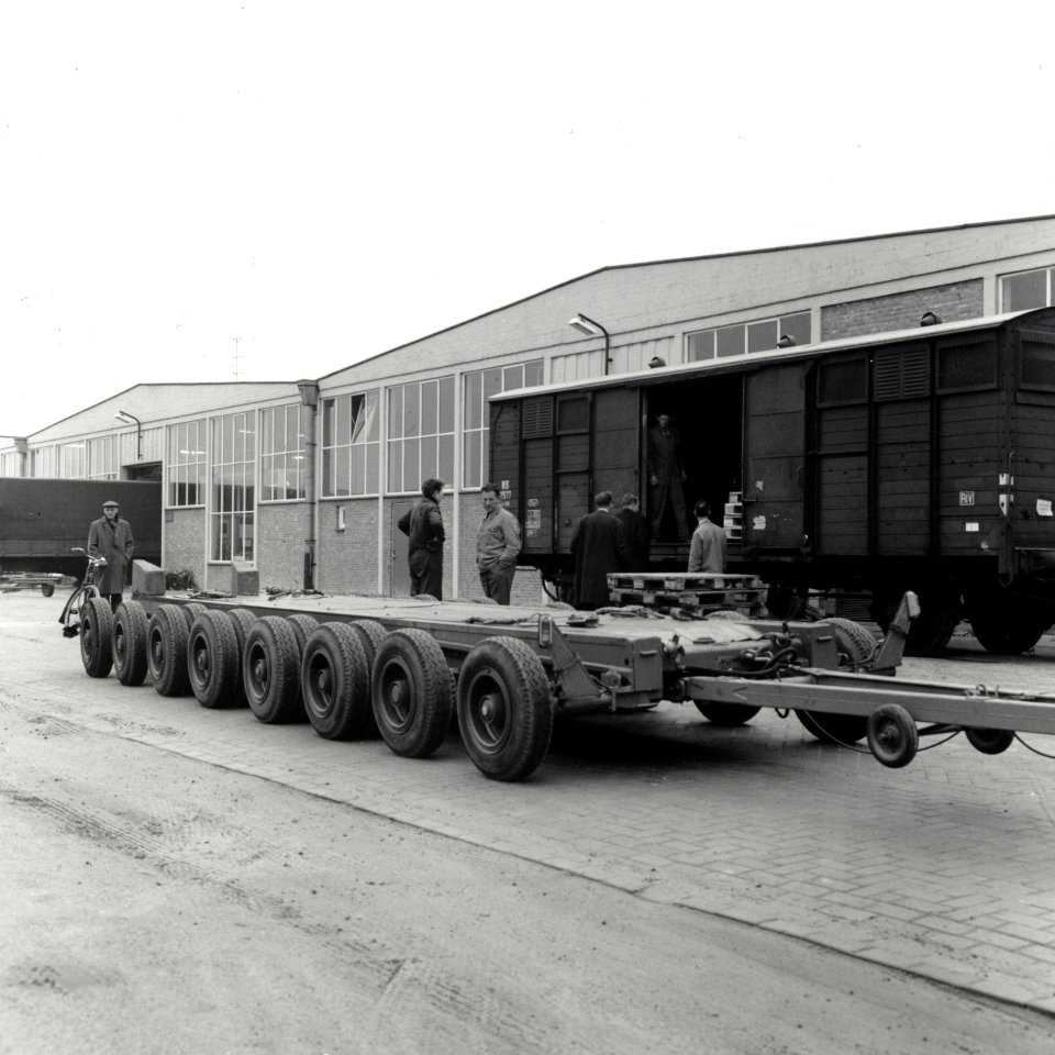 HUA-168100-Afbeelding van de oplegger voor het vervoer van spoorwegwagons ("wagon trailer" of "rolwagenvervoer") te Eindhoven