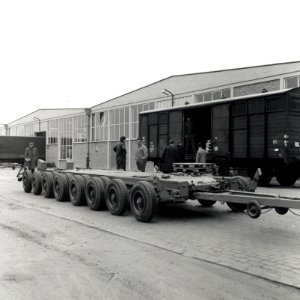 HUA-168100-Afbeelding van de oplegger voor het vervoer van spoorwegwagons ("wagon trailer" of "rolwagenvervoer") te Eindhoven