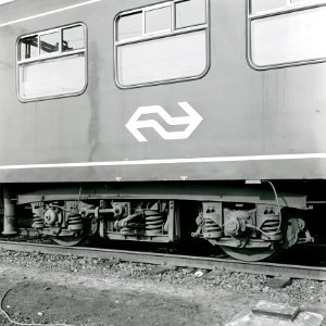 HUA-167719-Afbeelding van een draaistel en het NS embleem op een rijtuig plan W van de NS te Amsterdam Zaanstraat