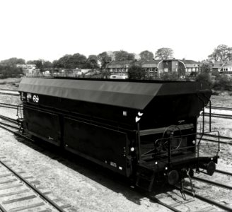 HUA-168378-Afbeelding van de open zelflosser 3184 696 0 158 3 type Fads serie 3184 696 0 000 050 100 297 van de NS op het terrein van de Hoofdwerkplaats wagenwer