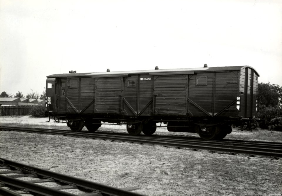 HUA-169657-Afbeelding van de bagagewagen D 4251 van de N.S. te Amersfoort