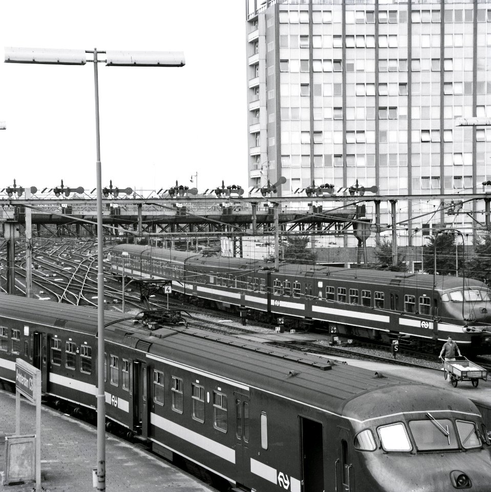 HUA-167726-Afbeelding van enkele electrische treinstellen mat 1964 van de NS te Amsterdam CS; op de voorgrond het treinstel nr 404 plan V en op de achtergrond ee