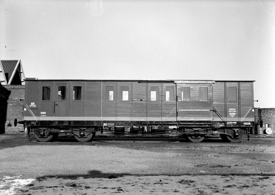 HUA-169703-Afbeelding van de verblijfswagen nr. NS 177117 van het Seinwezen (dienstkring Roermond) van de N.S. op het emplacement te Amersfoort