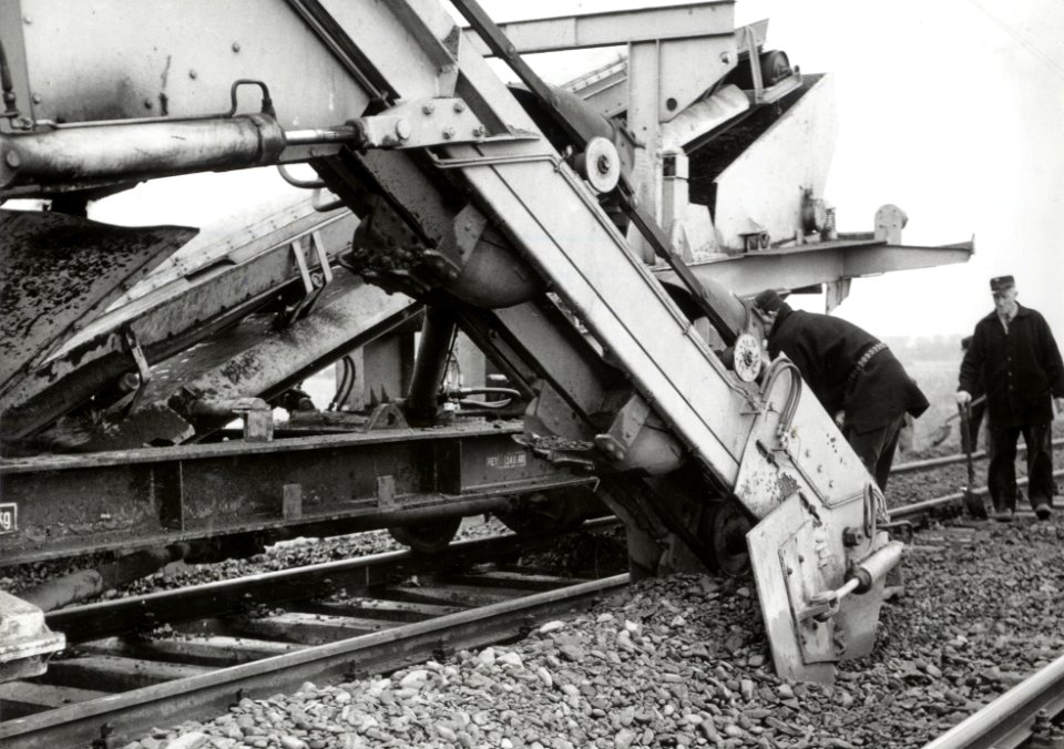 HUA-169669-Detail van de hormachine van de N.S. tijdens onderhoudswerkzaamheden aan de spoorlijn te Heerhugowaard