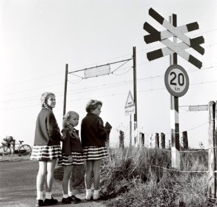 HUA-167644-Afbeelding van drie meisjes bij de onbewaakte spoorwegovergang in de Weg in de Maten bij Soestdijk (gemeente Soest, lijn Baarn-Amersfoort)