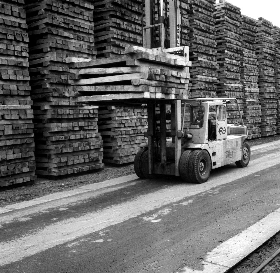 HUA-167658-Afbeelding van een heftruck bij de houtopslag van het Houtbereidingsbedrijf van de N.S. (HBI) te Dordrecht