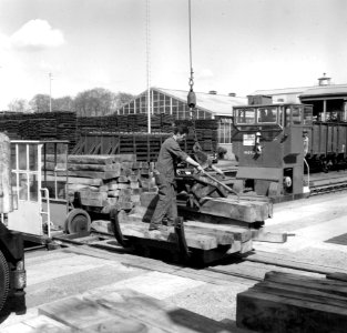 HUA-167688-Afbeelding van het transport van onbehandelde dwarsliggers op het terrein van het Houtbereidingsbedrijf van de NS HBI te Dordrecht