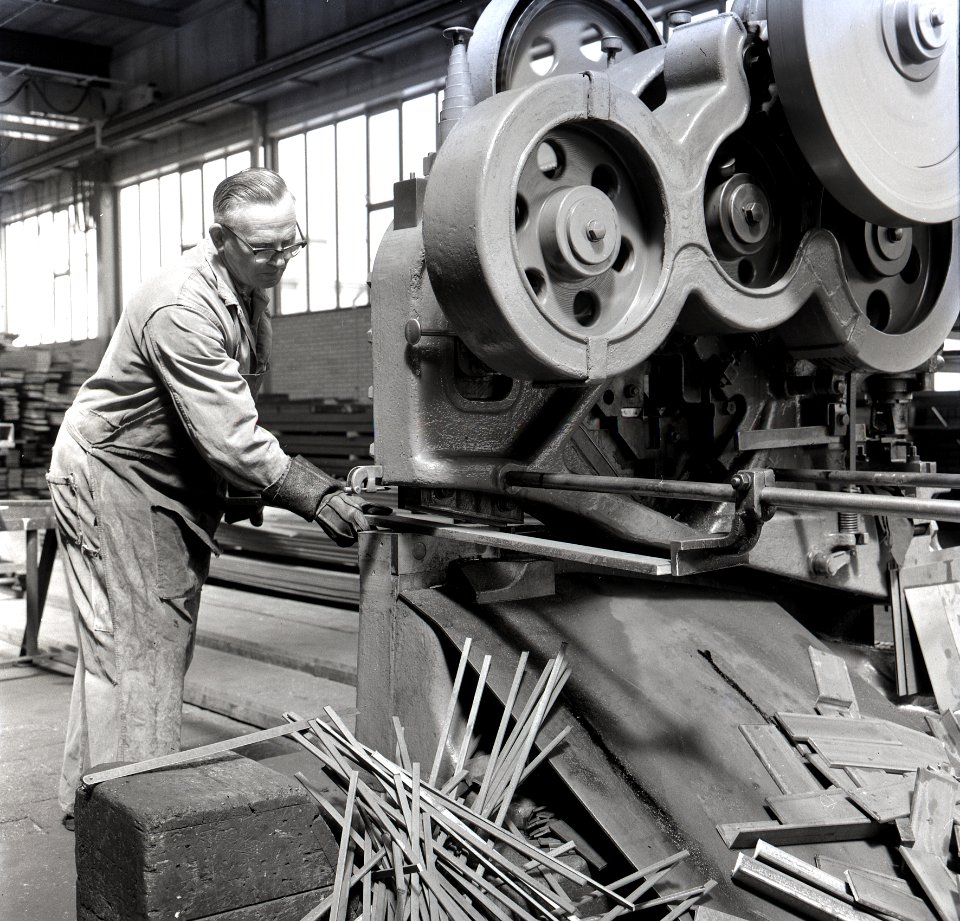 HUA-167682-Afbeelding van het bewerken van stukken metaal in de Hoofdwerkplaats (wagenwerkplaats) van de N.S. te Amersfoort