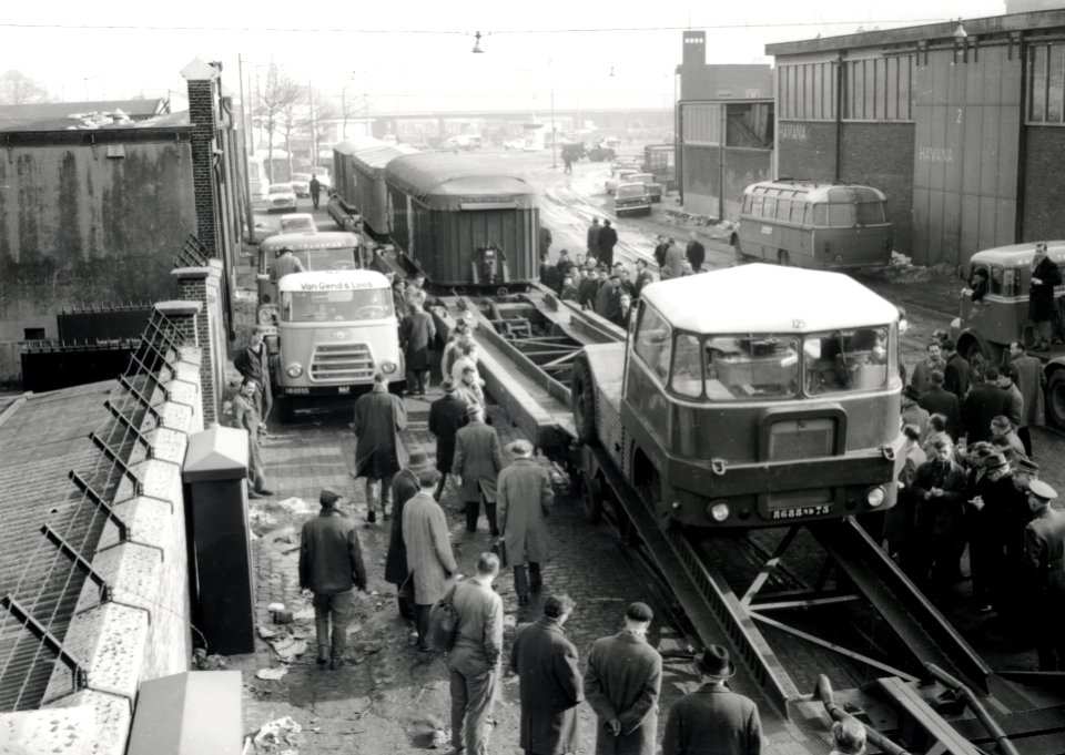 HUA-168023-Afbeelding van het plaatsen van opleggers van vrachtauto s op spoorwagens zg Kangourou vervoer tijdens een demonstratie op de Wilhelminakade te Rotter