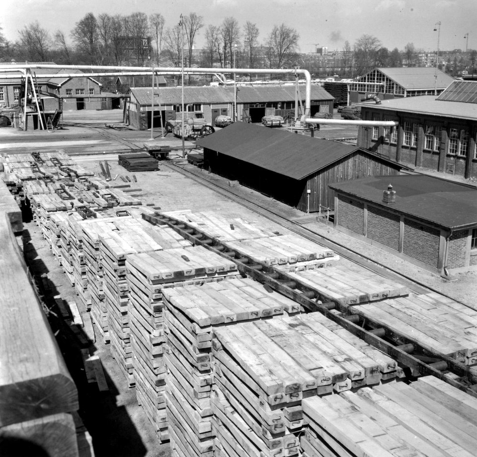 HUA-167687-Gezicht op het terrein van het Houtbereidingsbedrijf van de N.S. (HBI) te Dordrecht