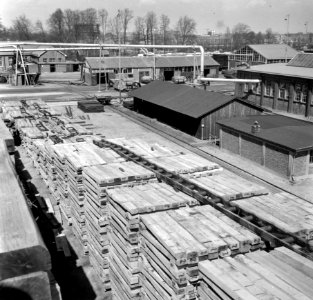 HUA-167687-Gezicht op het terrein van het Houtbereidingsbedrijf van de N.S. (HBI) te Dordrecht