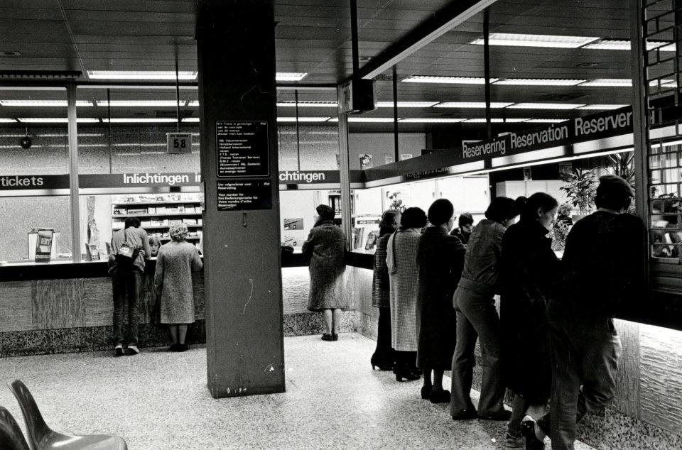 HUA-169306-Interieur van het N.S.-station Den Haag C.S. te Den Haag- inlichtingenbureau en reserveringsbalie