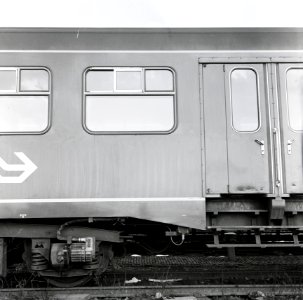 HUA-167723-Afbeelding van een gedeelte van de zijwand van een rijtuig plan W van de NS te Amsterdam Zaanstraat