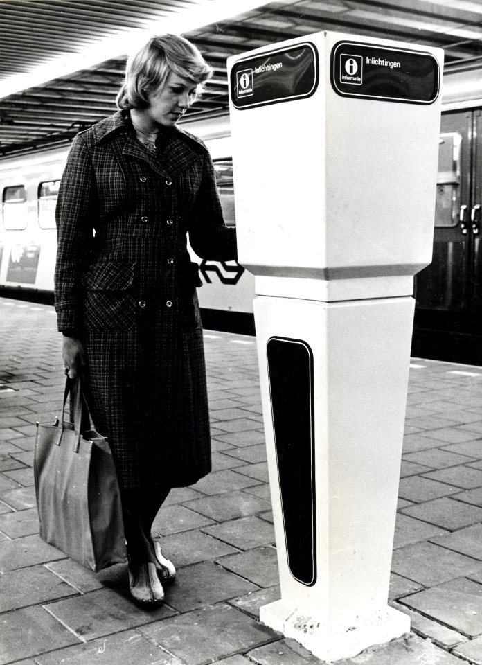 HUA-169314-Afbeelding van een praatpaal voor het verkrijgen van reisinformatie op het perron van het NS station Den Haag CS te Den Haag
