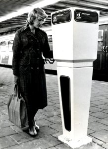 HUA-169314-Afbeelding van een praatpaal voor het verkrijgen van reisinformatie op het perron van het NS station Den Haag CS te Den Haag