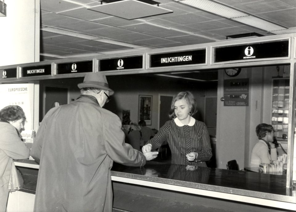 HUA-169303-Interieur van het N.S.-station Amsterdam C.S. te Amsterdam- inlichtingenbureau