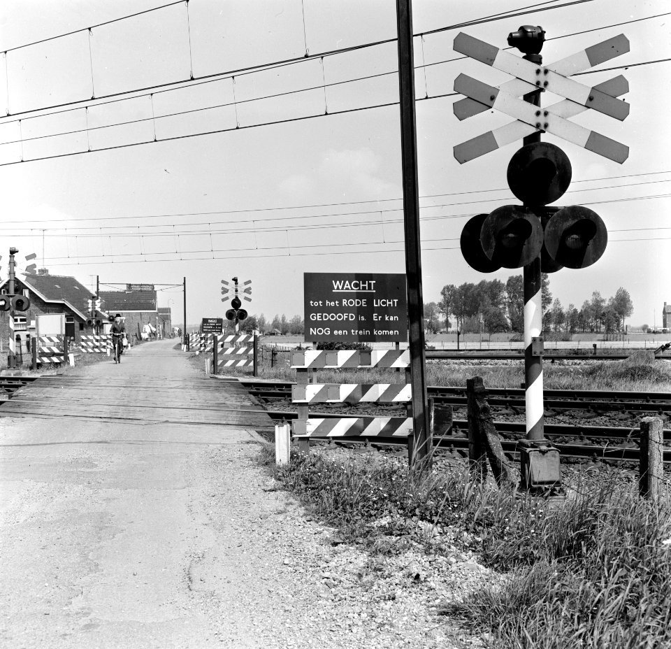 HUA-167641-Gezicht op de spoorwegovergang in de spoorlijn Lage Zwaluwe-Breda, nabij Zevenbergschenhoek
