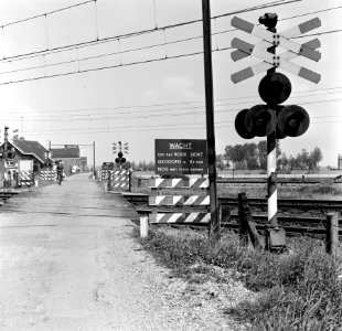 HUA-167641-Gezicht op de spoorwegovergang in de spoorlijn Lage Zwaluwe-Breda, nabij Zevenbergschenhoek