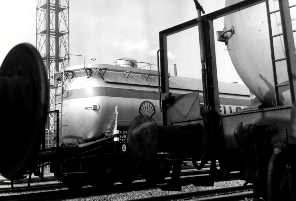 HUA-169637-Afbeelding van ketelwagens op het emplacement van Shell te Pernis