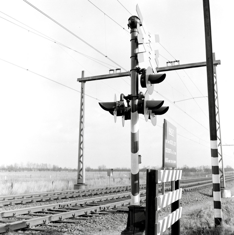 HUA-167636-Afbeelding van een AKI (Automatische Knipperlicht Installatie) bij de spoorwegovergang in de Stoutenburgerlaan te Hoevelaken