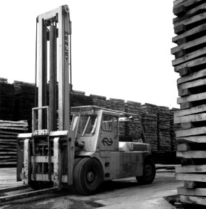 HUA-167660-Afbeelding van een heftruck bij de houtopslag van het Houtbereidingsbedrijf van de N.S. (HBI) te Dordrecht