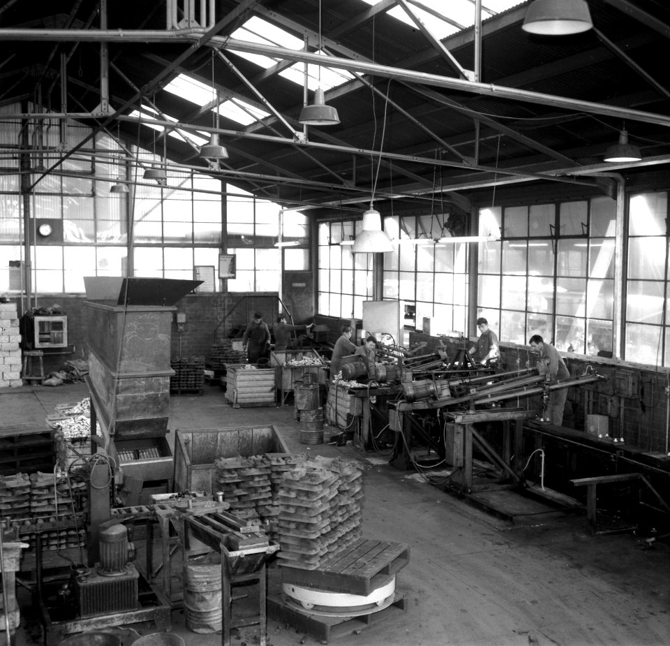 HUA-167669-Interieur van één van de werkplaatsen van het Houtbereidingsbedrijf van de N.S. (HBI) te Dordrecht