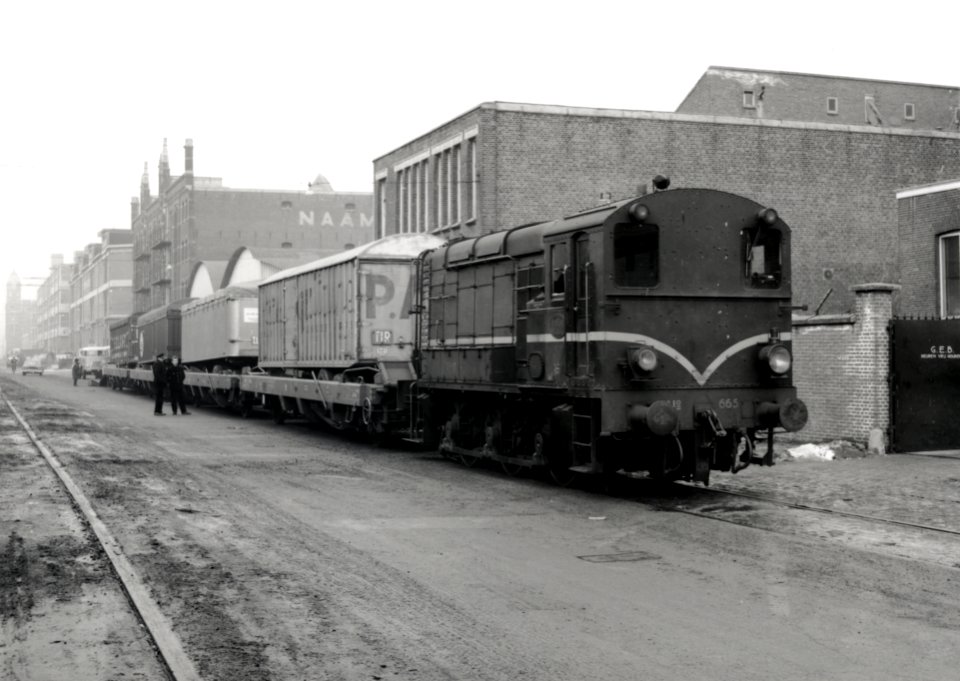 HUA-168022-Afbeelding van de diesel electrische rangeerlocomotief nr 665 serie 600 van de NS met een aantal wagens met opleggers van vrachtauto s zg Kangourou ve