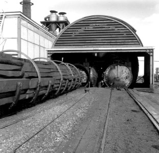 HUA-167671-Afbeelding van de autoclaven op het terrein van het Houtbereidingsbedrijf van de N.S. (HBI) te Dordrecht. N.B. In een autoclaaf worden onder vacuümdruk dwarsliggers gecreosoteerd (verduurzaamd met cre
