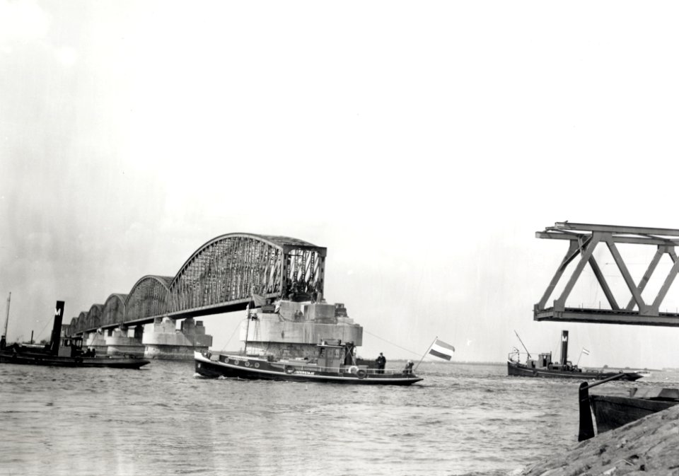 HUA-167983-Afbeelding van het invaren van een nieuw brugdeel rechts voor de spoorbrug over het Hollands Diep Moerdijkbrug bij Moerdijk