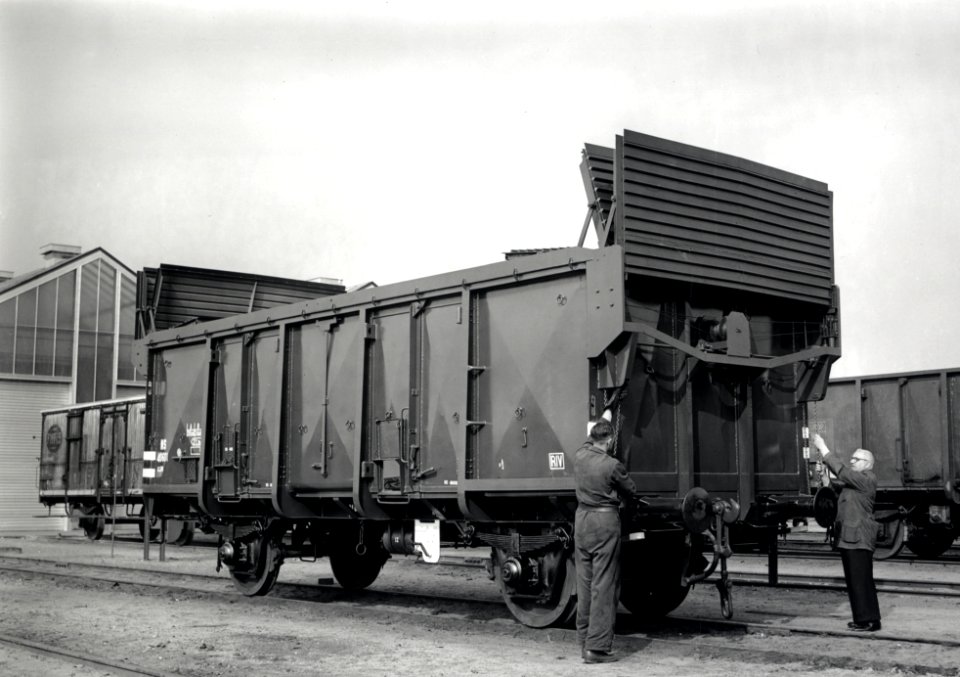 HUA-167999-Afbeelding van de luikendakwagen (schuifdakwagen) nr. 40601 (type Tb, serie 40600-40649) van de N.S., met geopend dak, bij de wagenwerkplaats van de N.S. te Amersfoort