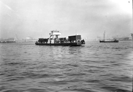 HUA-167592-Afbeelding van de Spoorpont II van Rederij Koppe met enkele goederenwagens en een locomotor (serie 200-300) van de N.S. op het IJ tussen de Rietlanden en Amsterdam Noord