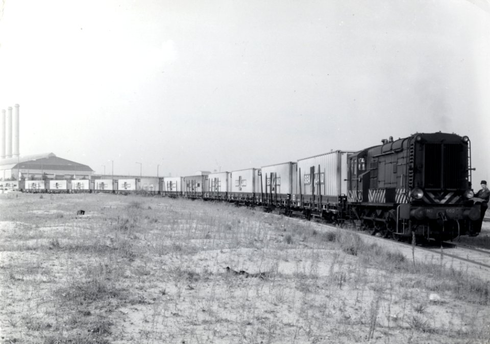 HUA-168384-Afbeelding van een containertrein, getrokken door de diesel-electrische rangeerlocomotief nr. 662 (serie 600) van de N.S
