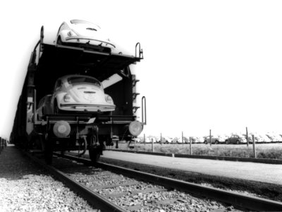 HUA-167492-Afbeelding van een autotrein met Volkswagens bij Pon te Leusden