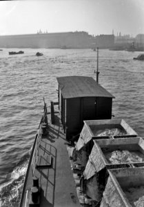 HUA-167595-Afbeelding van enkele goederenwagens op de Spoorpont II van Rederij Koppe tijdens het overzetten van goederenwagens tussen de Rietlanden en Amsterdam 