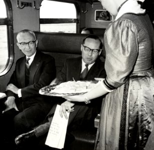 HUA-167897-Afbeelding van de genodigden in de feesttrein van Alkmaar naar Den Helder, ter gelegenheid van de electrificatie van het baanvak, met links N.S.-directeur drs. D.J. Wansink
