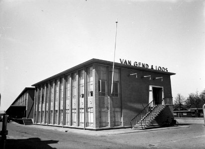 HUA-168340-Gezicht op het kantoorgebouw bij de goederenloods van Van Gend & Loos bij het N.S.-station Leeuwarden te Leeuwarden